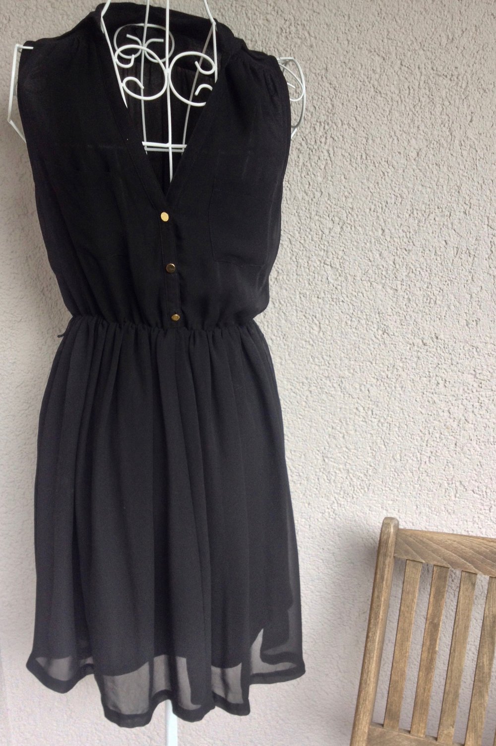 Schönes Kleid ohne Ärmel und mit transparenten Rücken von H&M