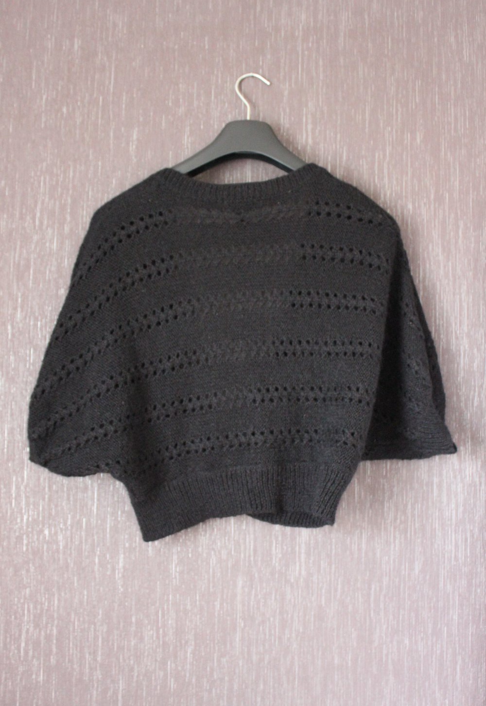 schwarze Strickjacke