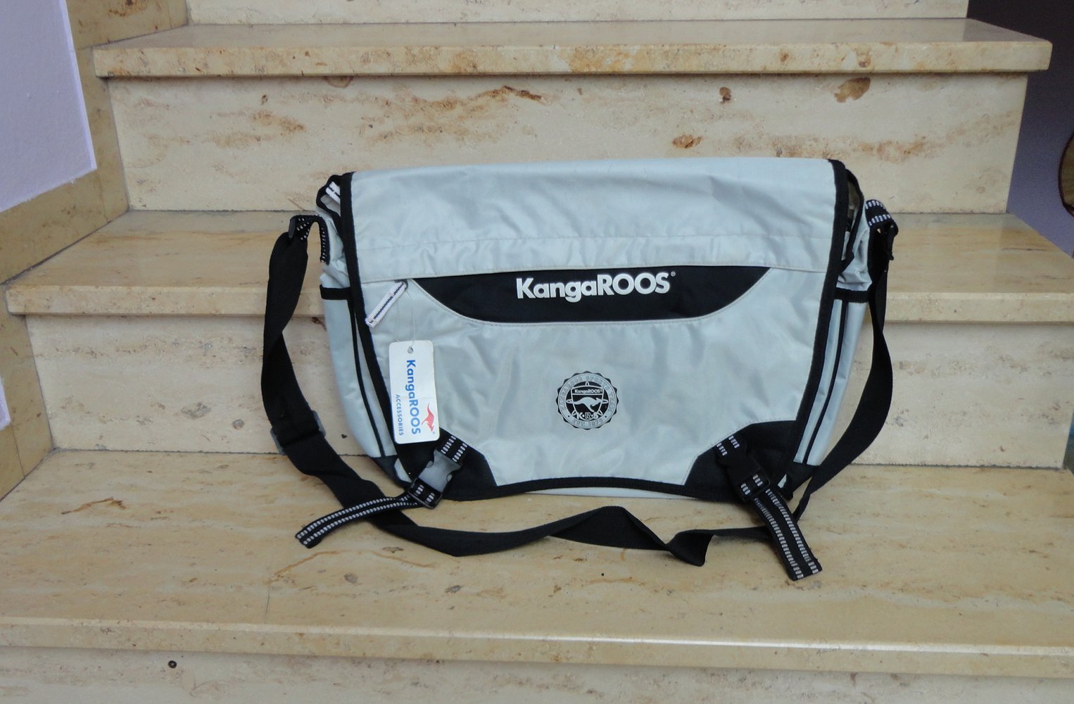 Kangaroos Tasche Umhängetasche grau schwarz Basic