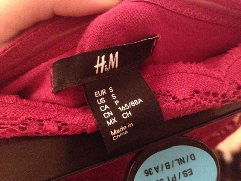 Rotes Schlauchkleid aus Spitze