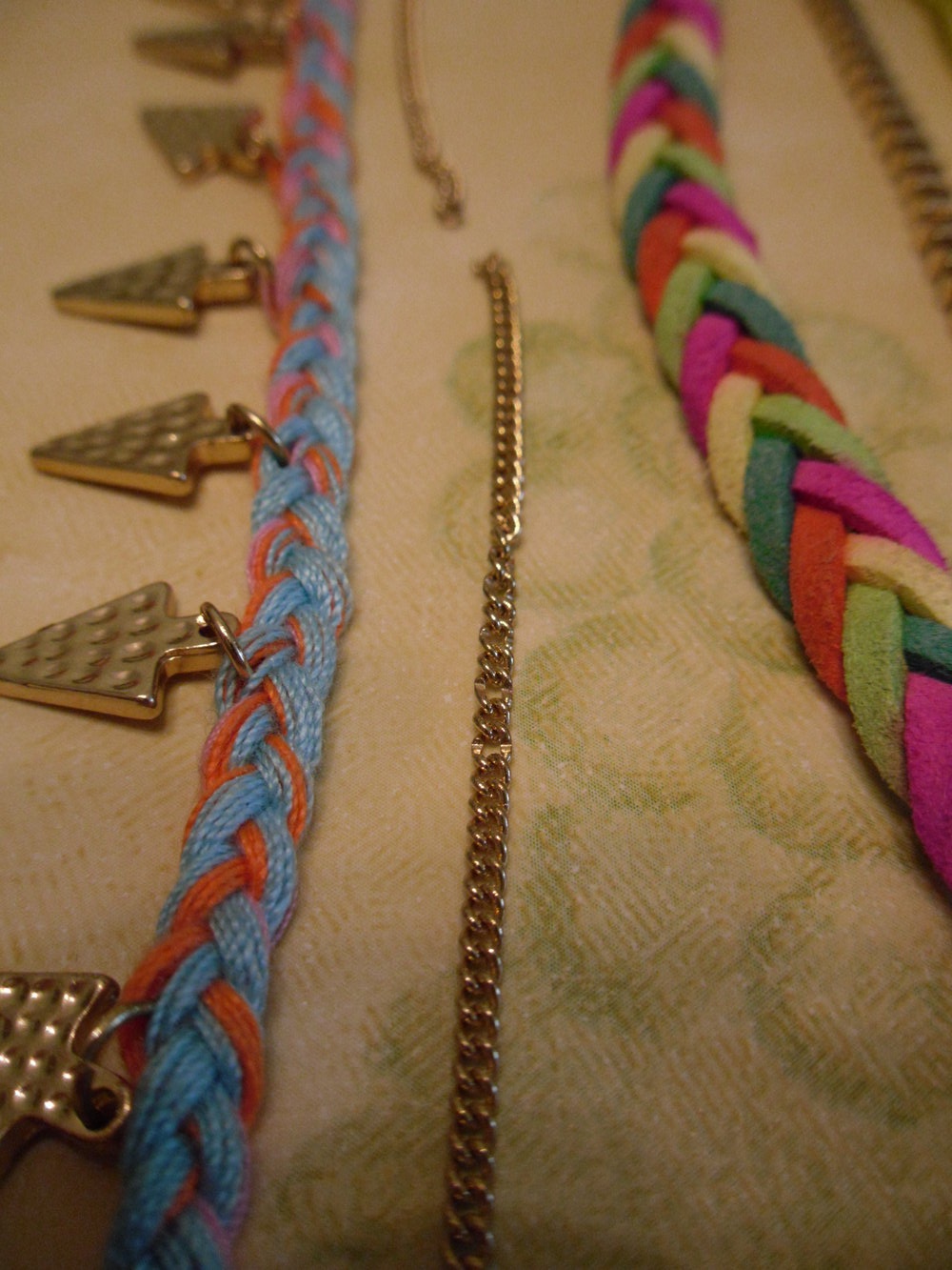 Zwei Modeschmuckarmbänder