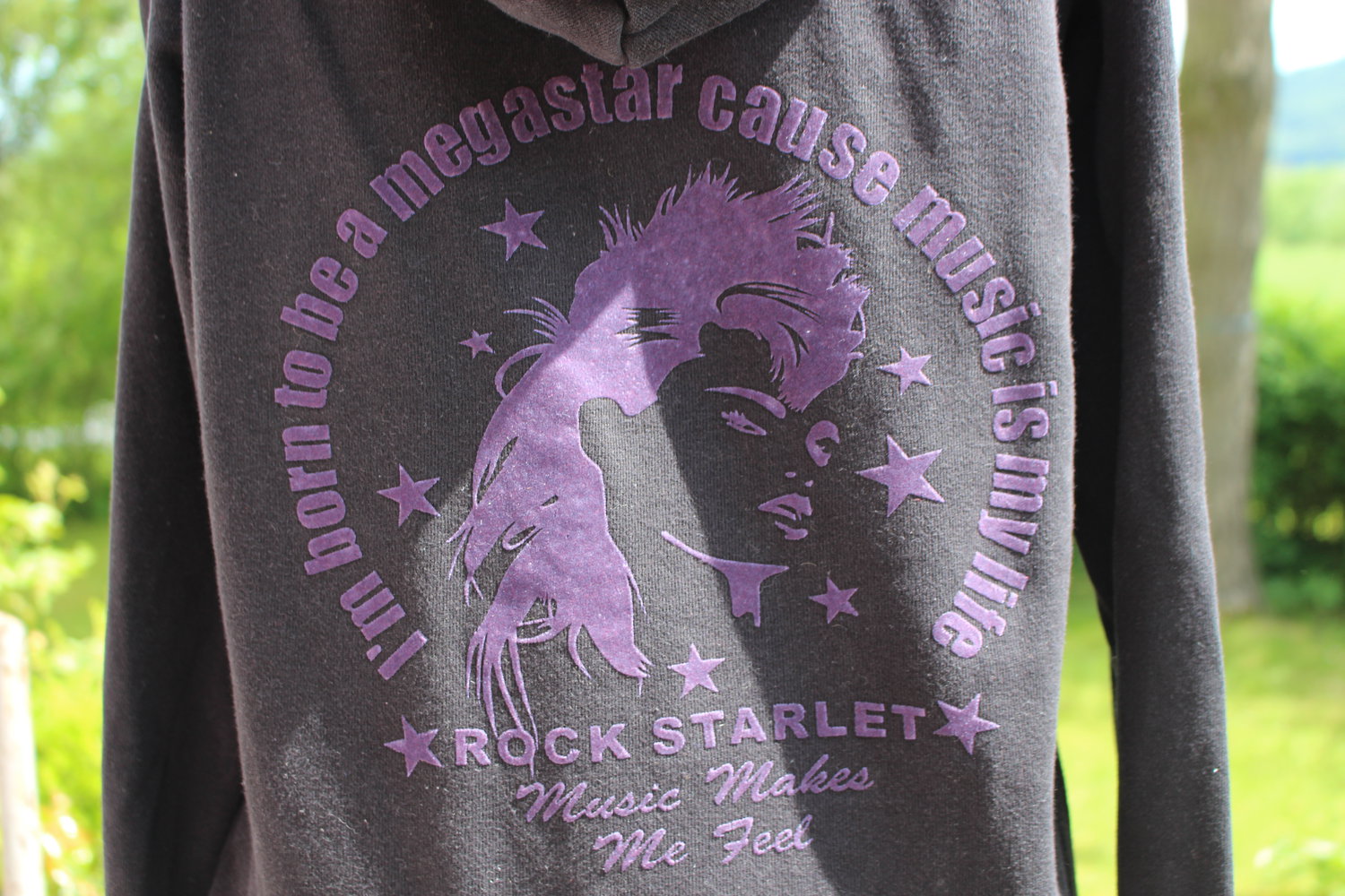 Cooler schwarzer Kapuzenpulli