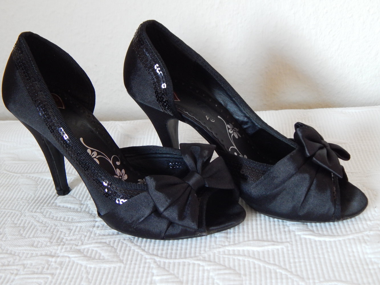 süße schwarze Peeptoes Pumps mit Schleife und Pailetten 