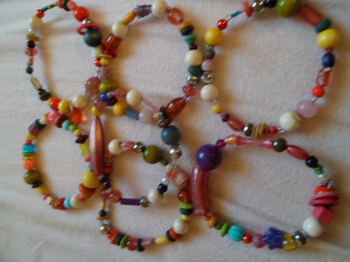Bunte Armreifen aus Perlen
