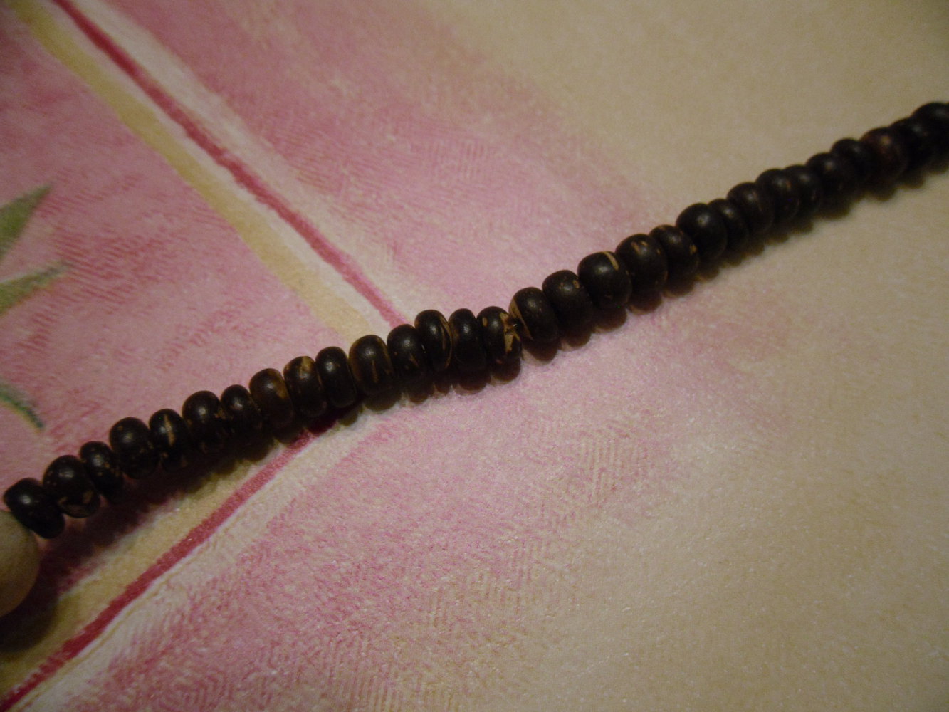 Kette mit unterschiedlichen Holzperlen