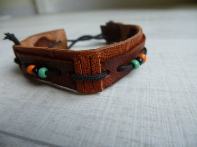 Braunes Lederarmband mit Perlen