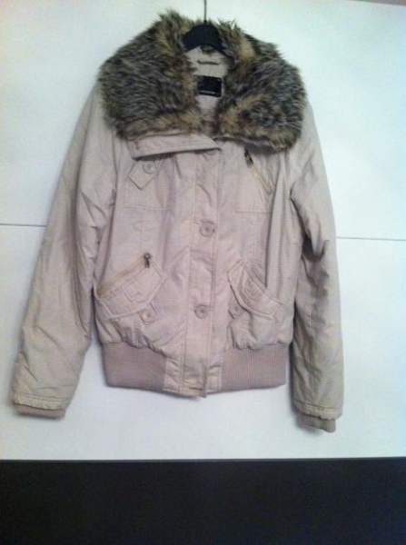 Helle Winterjacke mit Fellkragen 