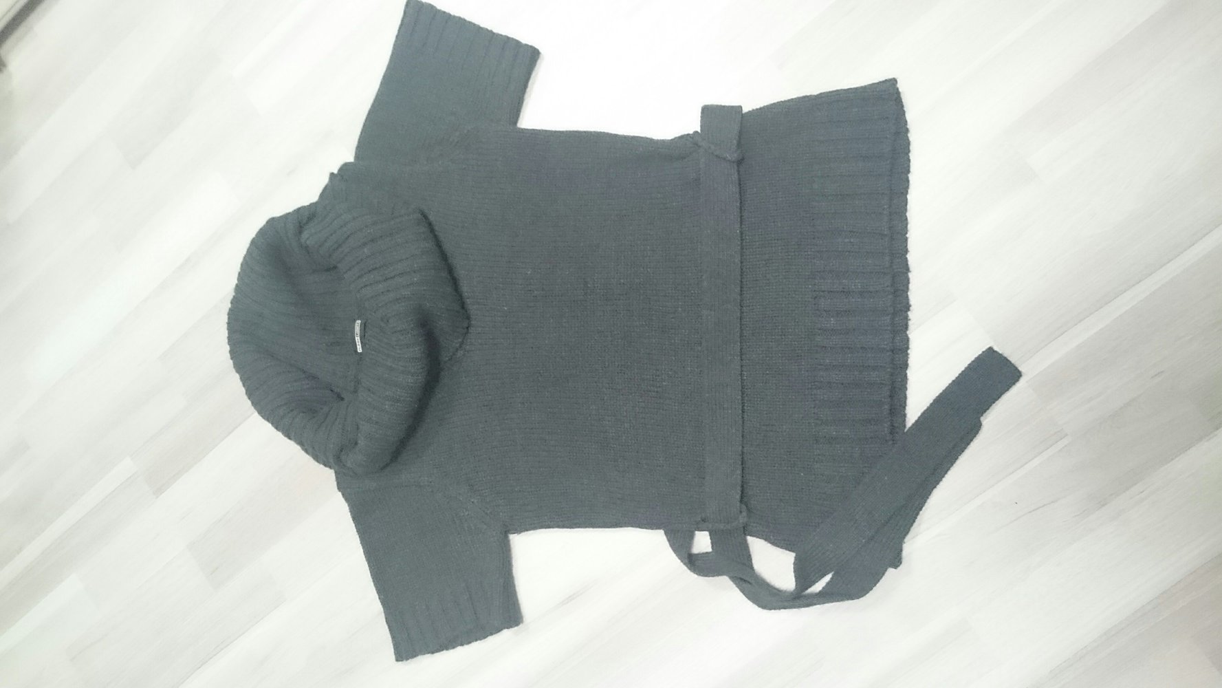 schwarzer kurzärmliger Strickpullover