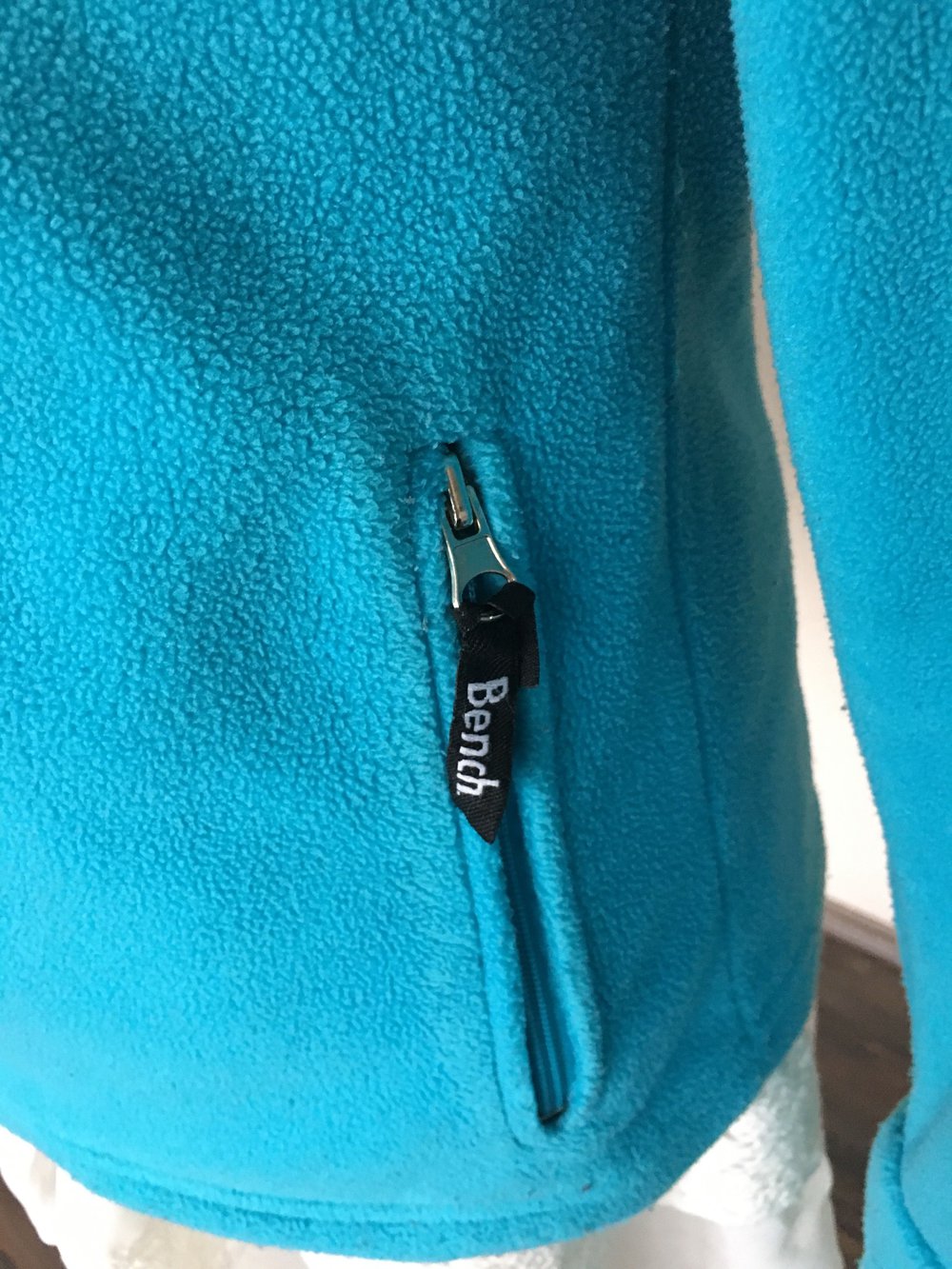 Schöne blaue Fleecejacke mit Bench Aufdruck 