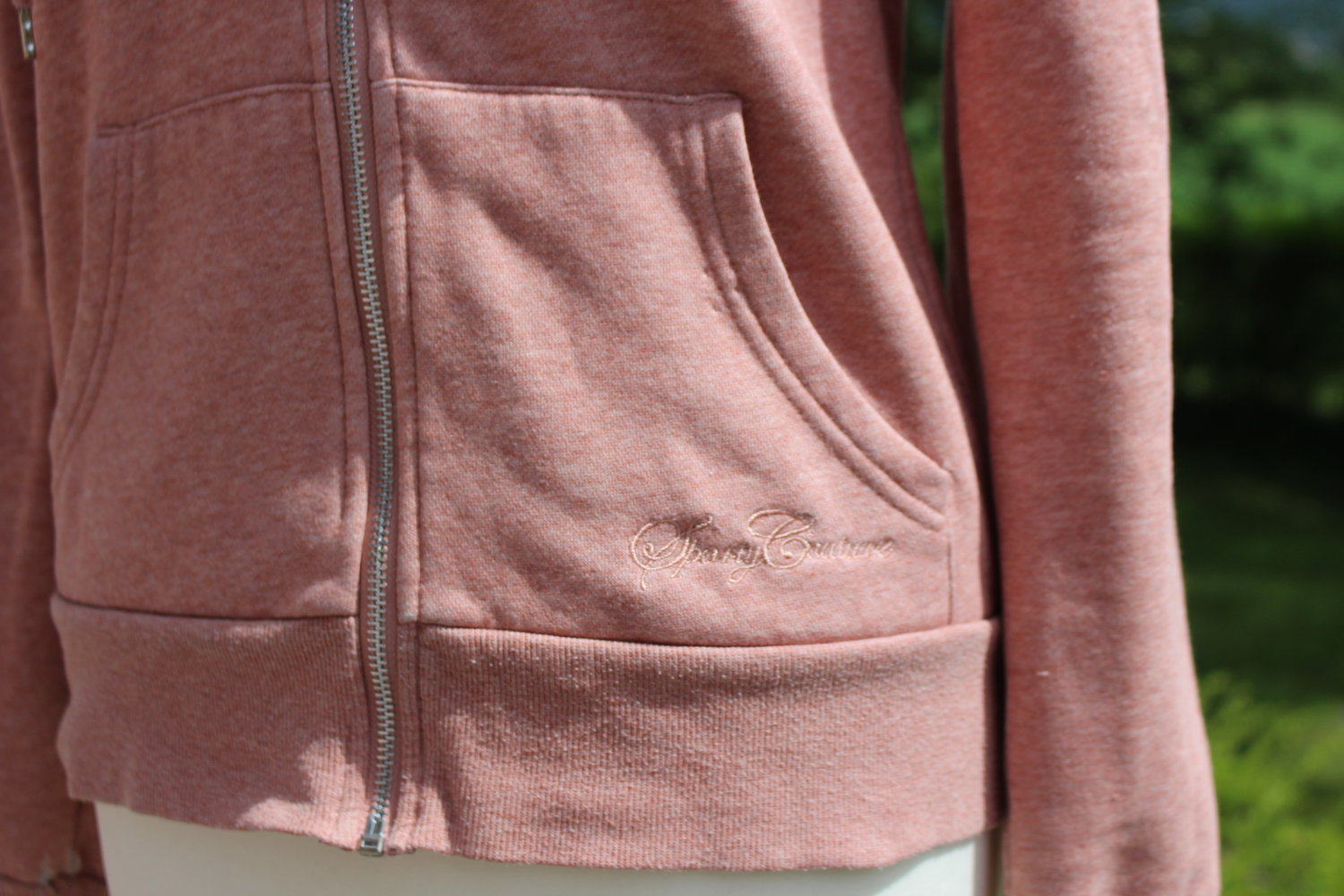 Lachsfarbener Kapuzenpulli mit Reißverschluss