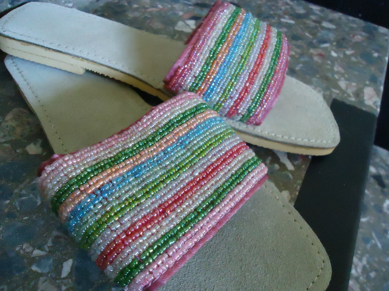 Schlappen mit hunderten von Perlen bestickt