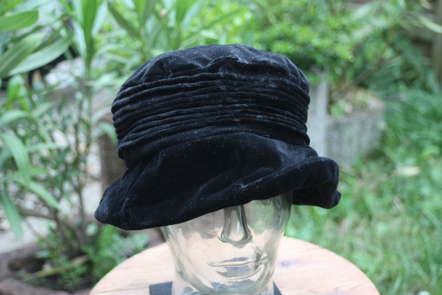 Schöne geraffte Mütze aus Samt (Innenfutter Polyester) von Hat Company