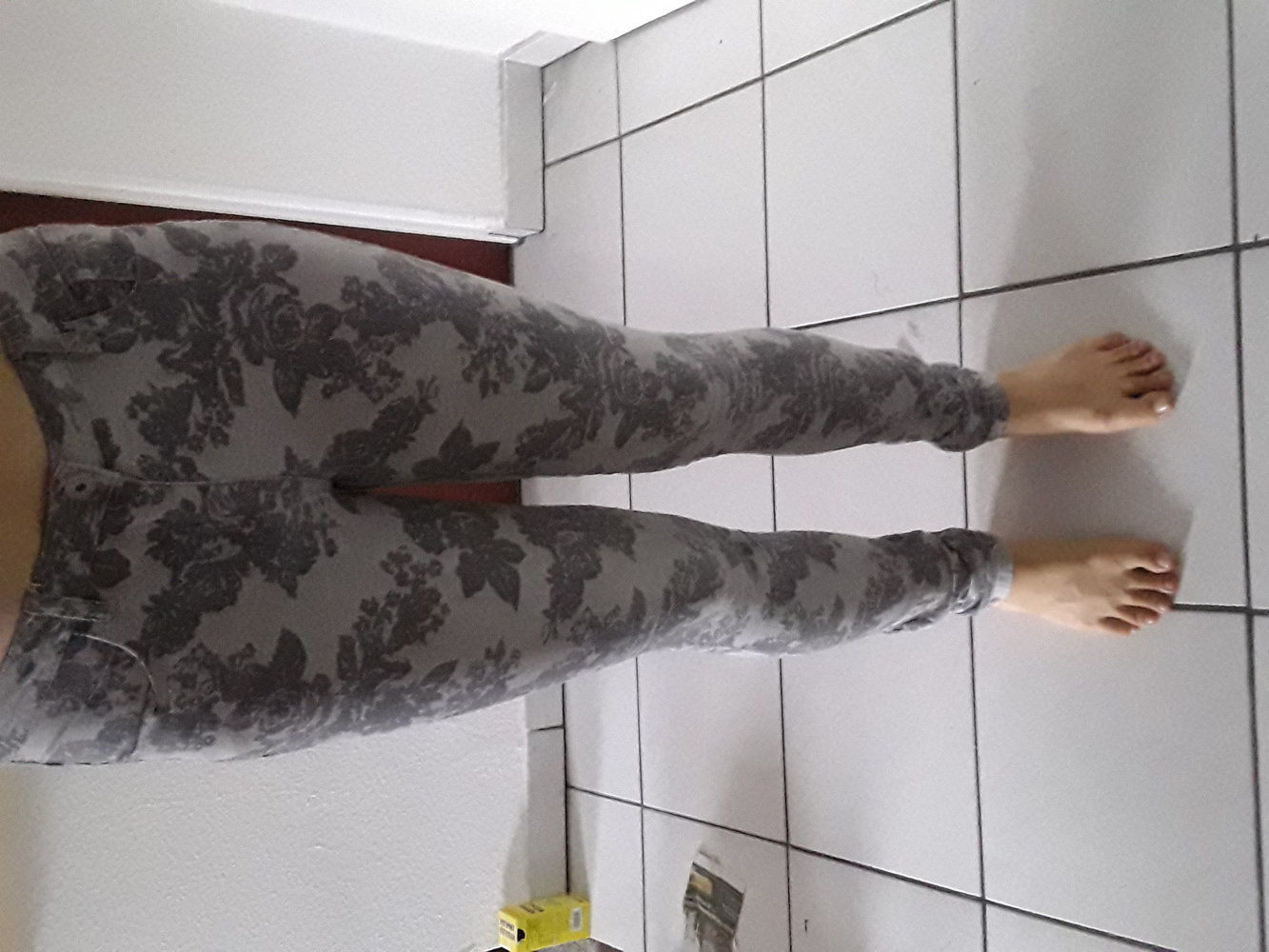 Jeanshose mit floralem Muster