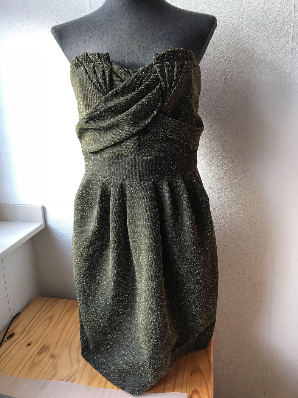 Schulterfreies Glitzerkleid