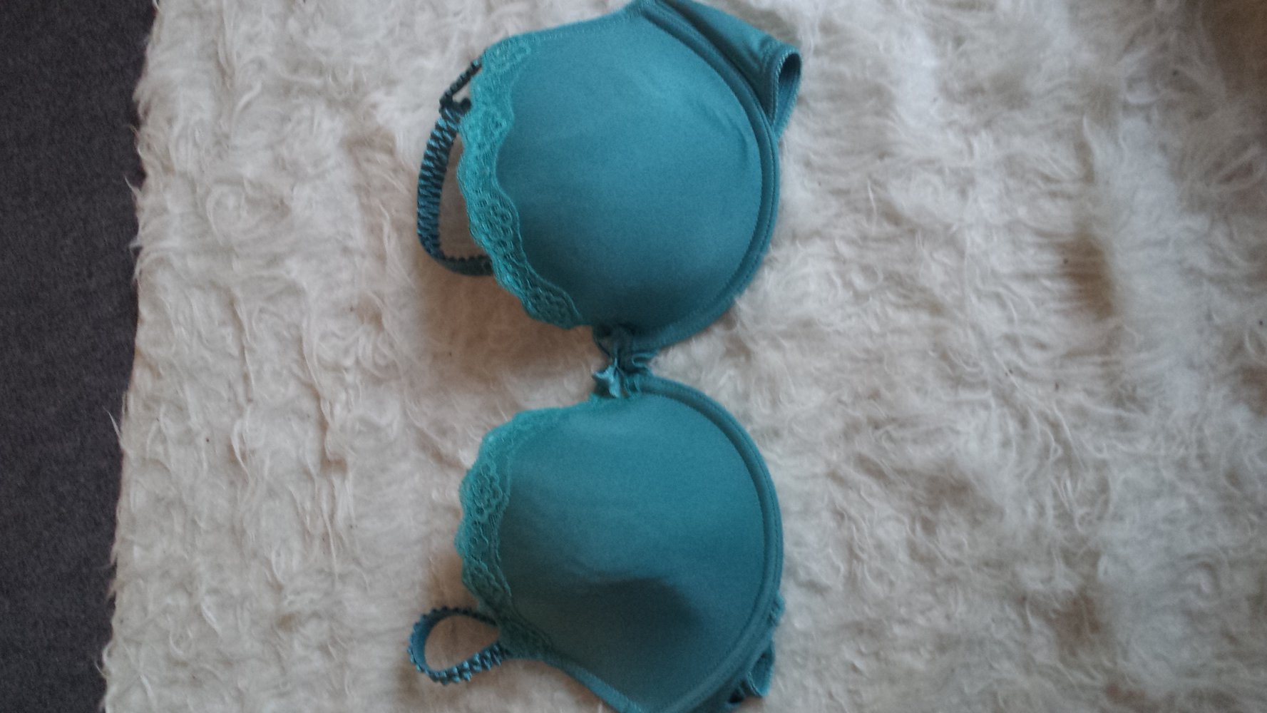 türkiser BH mit Spitzenbordüre