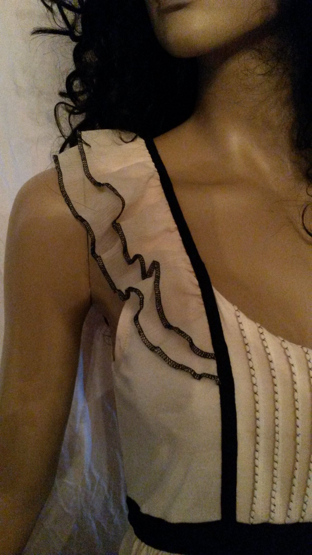 Creme -farbenes Shirt mit Biesen 