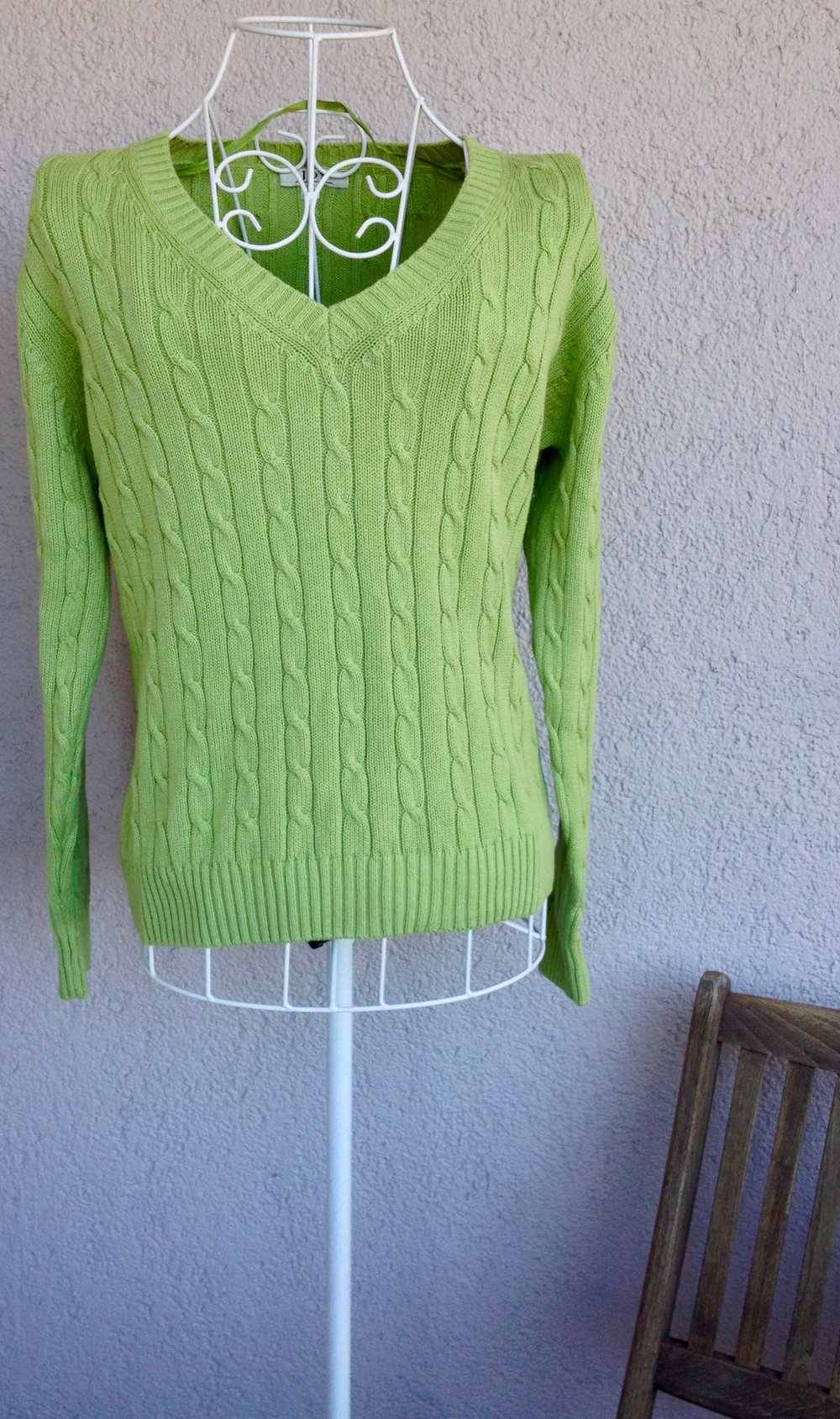 Schöner Pullover mit Zopfmuster von Joy