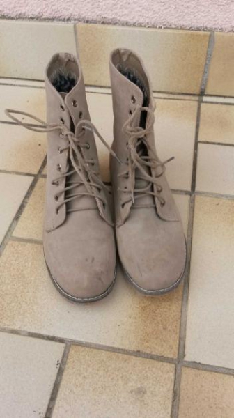Stylische beige Schnürstiefel