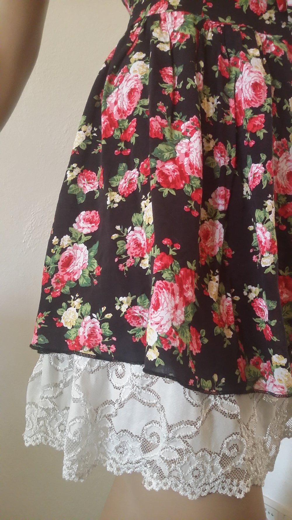 Romantisches Rosenkleid mit Spitze 