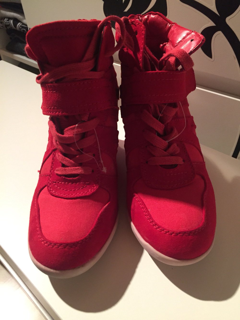 Rote Keilabsatz Turnschuhe