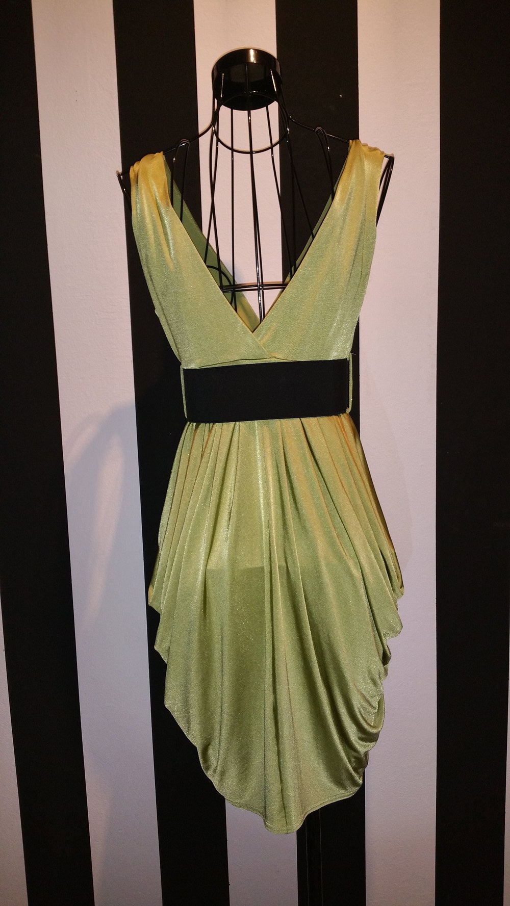 Grünes Kleid mit seitlicher Raffung