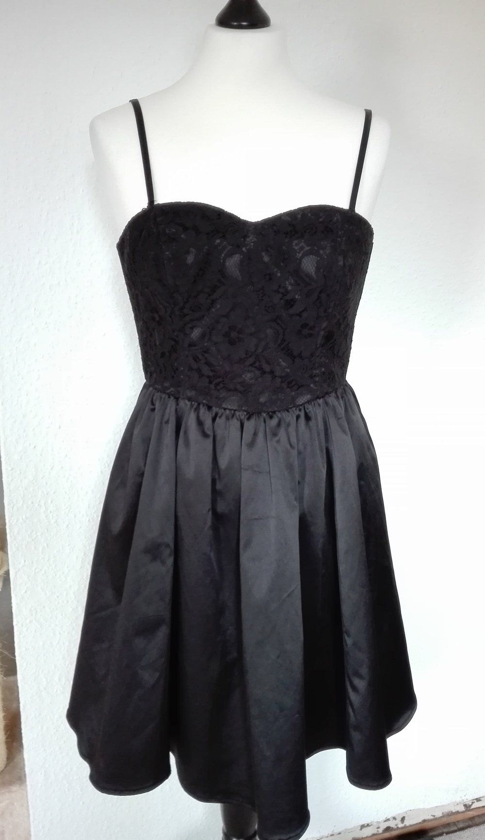 Spitzenkleid mit abnehmbaren Trägern