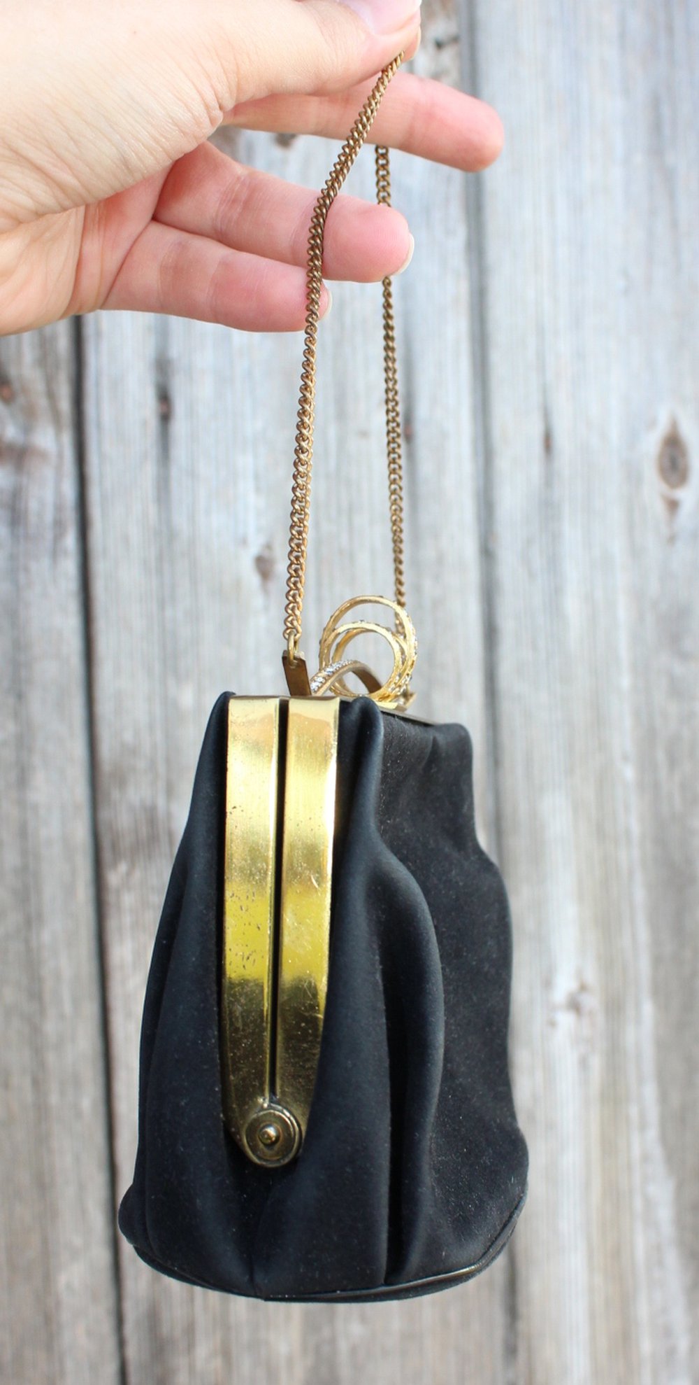 kleine schwarze True Vintage Tasche mit goldener Hardware und Glitzersteinen, Clutch, Tascherl