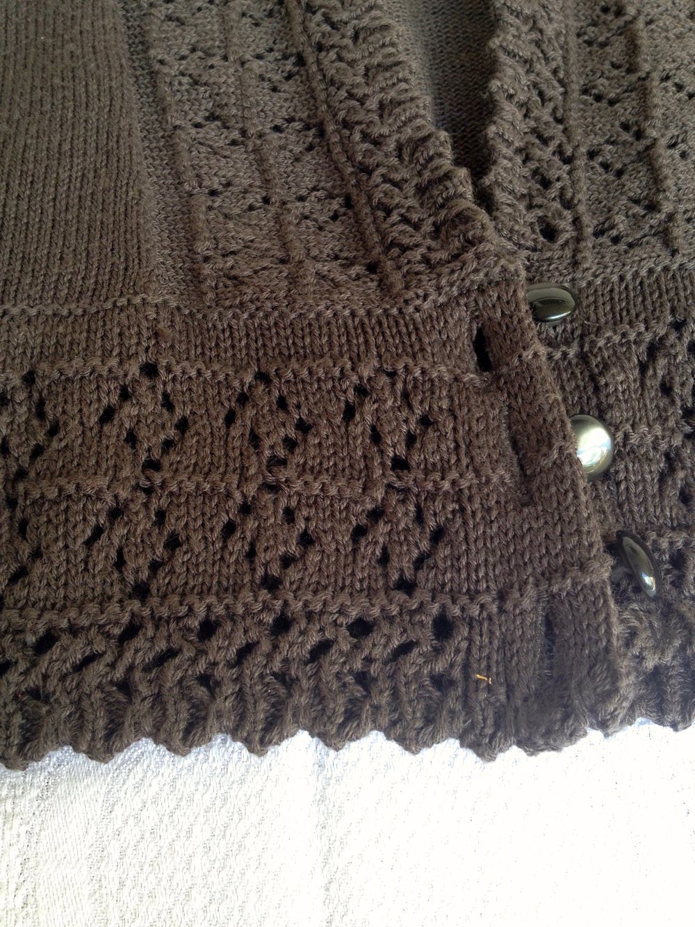 Romantische kurze Strickjacke mit Strickmuster von H&M