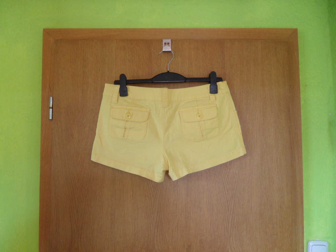 Kurze Shorts, knalliges gelb