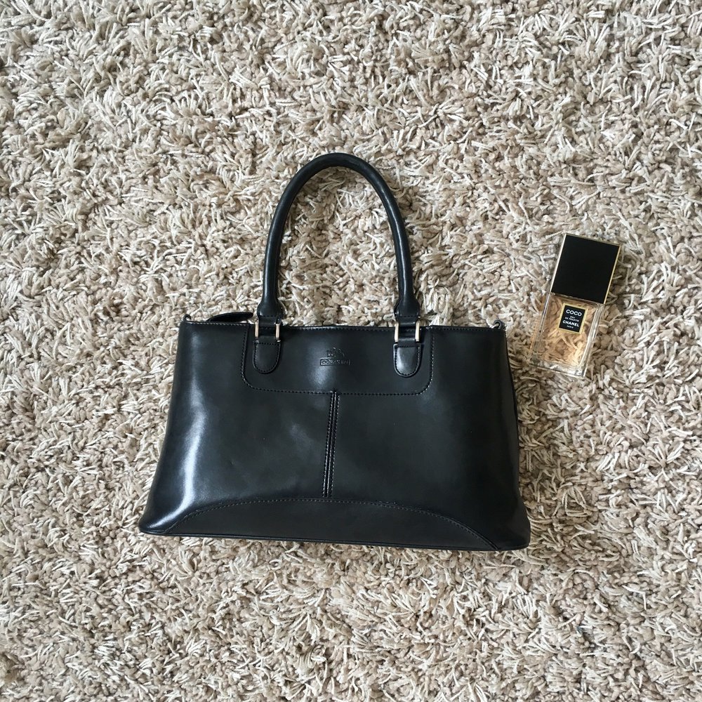 Handtasche Trapez Tasche Bag Echtleder Dolphin schwarz
Elegante, zeitlose Handtasche
Hochwertiges Glattleder
Sehr gut erhalten
Mit zwei kurzen Henkeln
3 separate Fächer + kleines Innenfach in der mittleren Abteilung
Schwarz, der bläuliche Schimmer ko