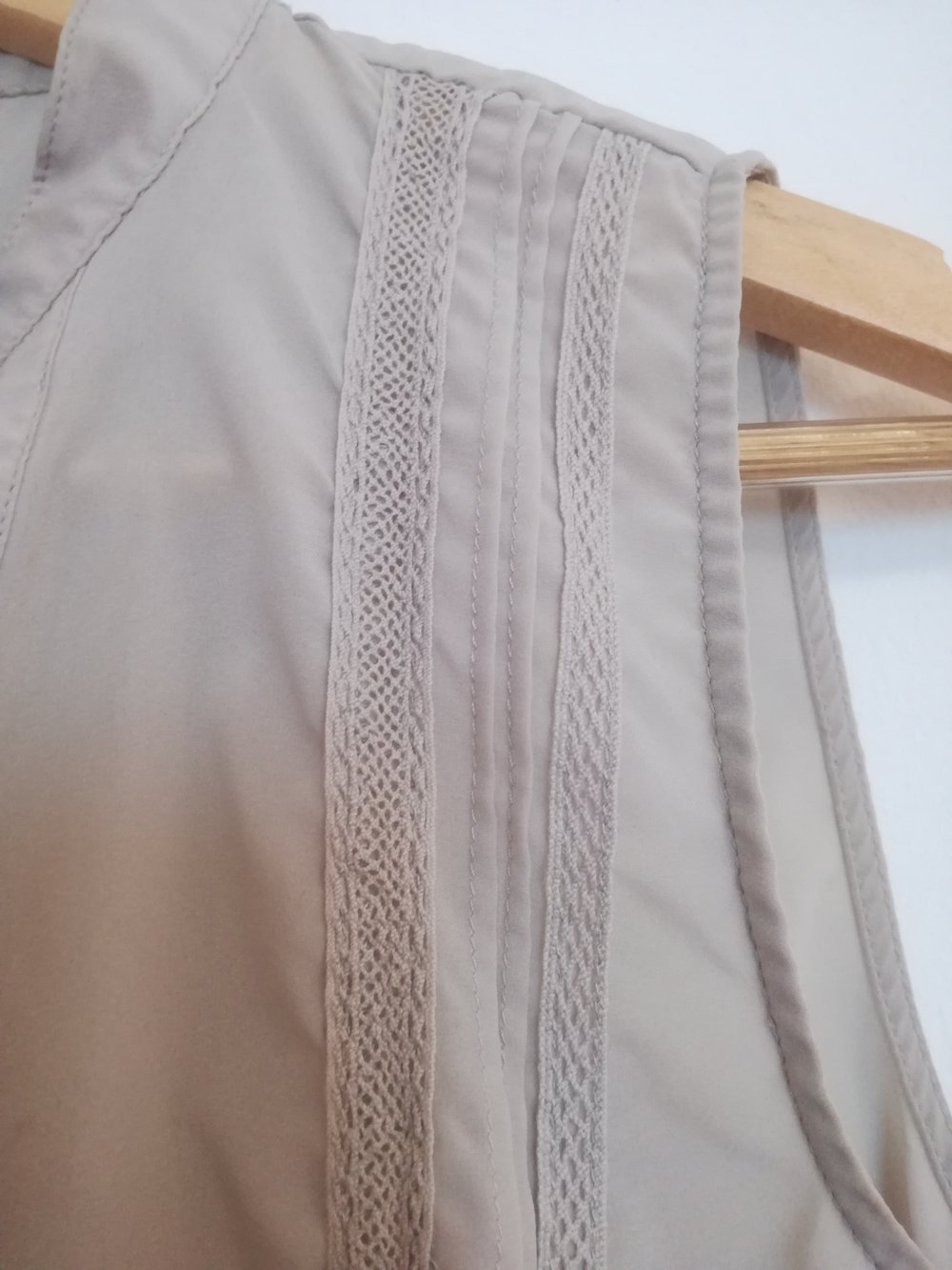 Helle Bluse mit hübschen Details