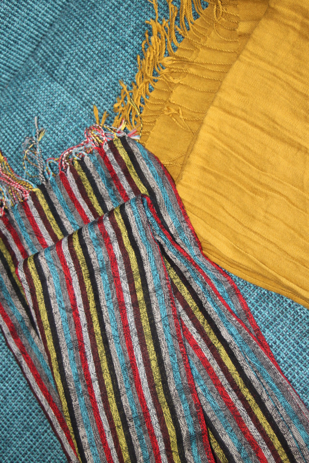 Farbenfrohe Schals im 2-er Set zu verkaufen!