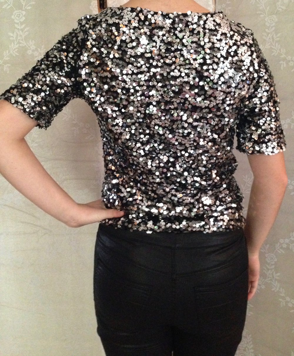Silbernes Paillettenoberteil für einen glamourösen Auftritt