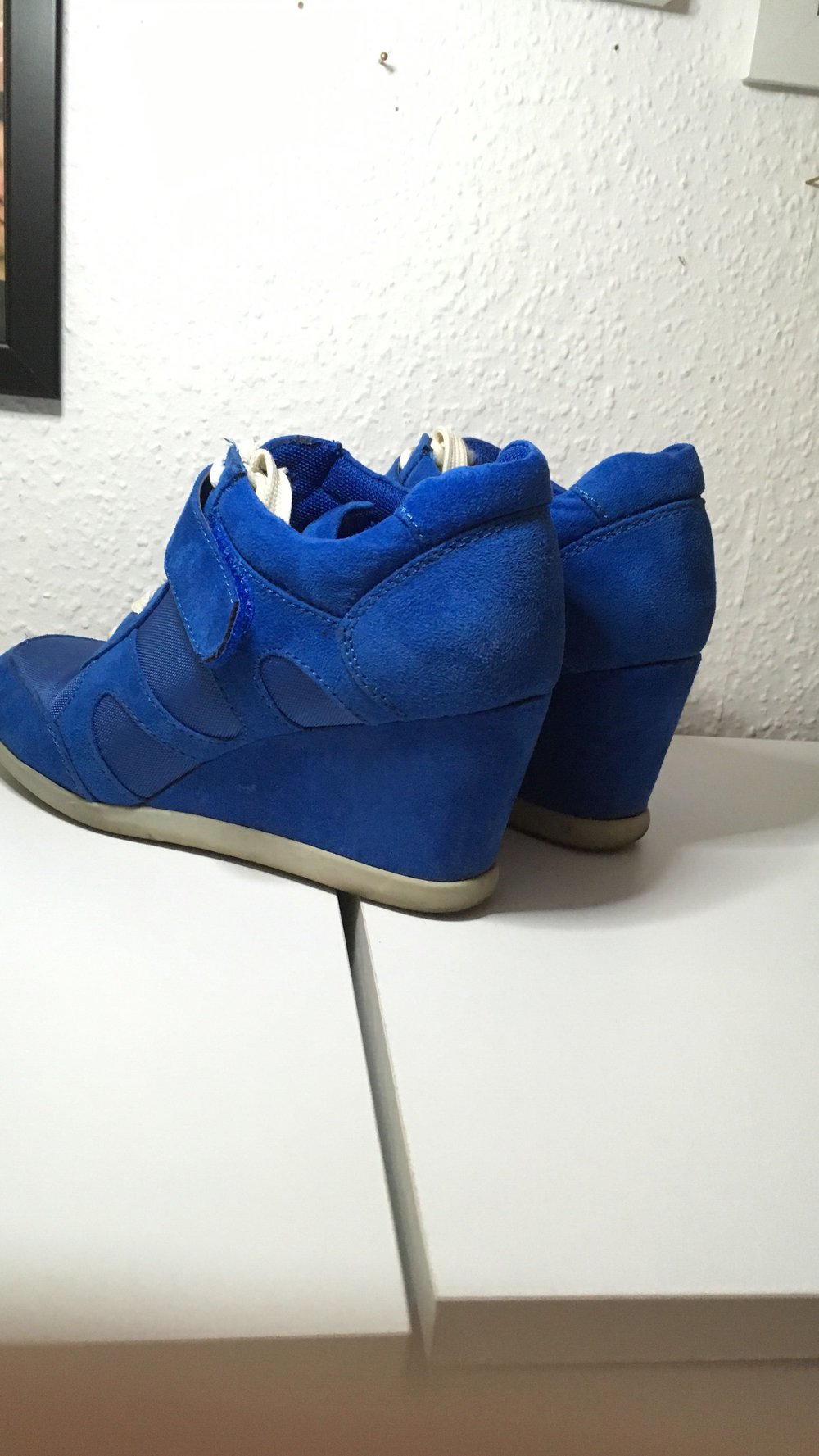 Royalblaue Schuhe mit Keilabsatz 