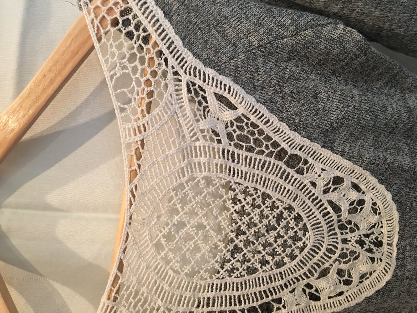 Graues Shirt mit Spitze am Rücken