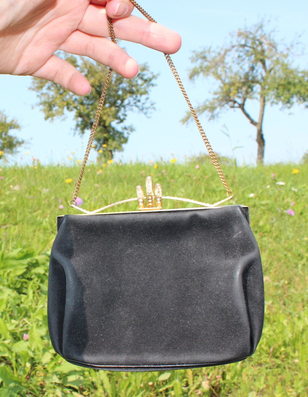 kleine schwarze True Vintage Tasche mit goldener Hardware und Glitzersteinen, Clutch, Tascherl