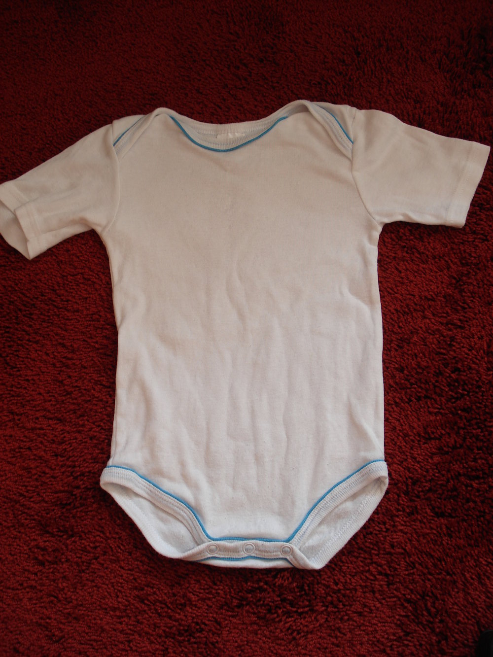 weißer Kurzarm-Body Basic