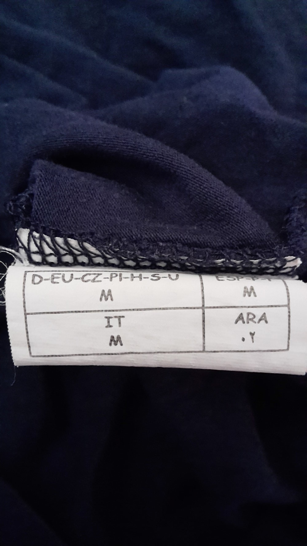 Dunkelblaues T-shirt mit Knöpfen