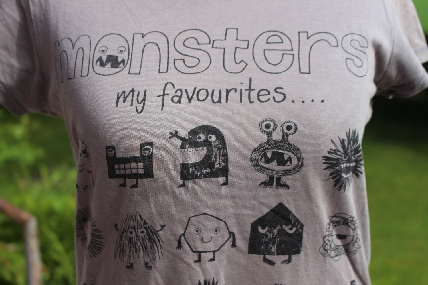 graues T-shirt mit Monster-Aufdruck