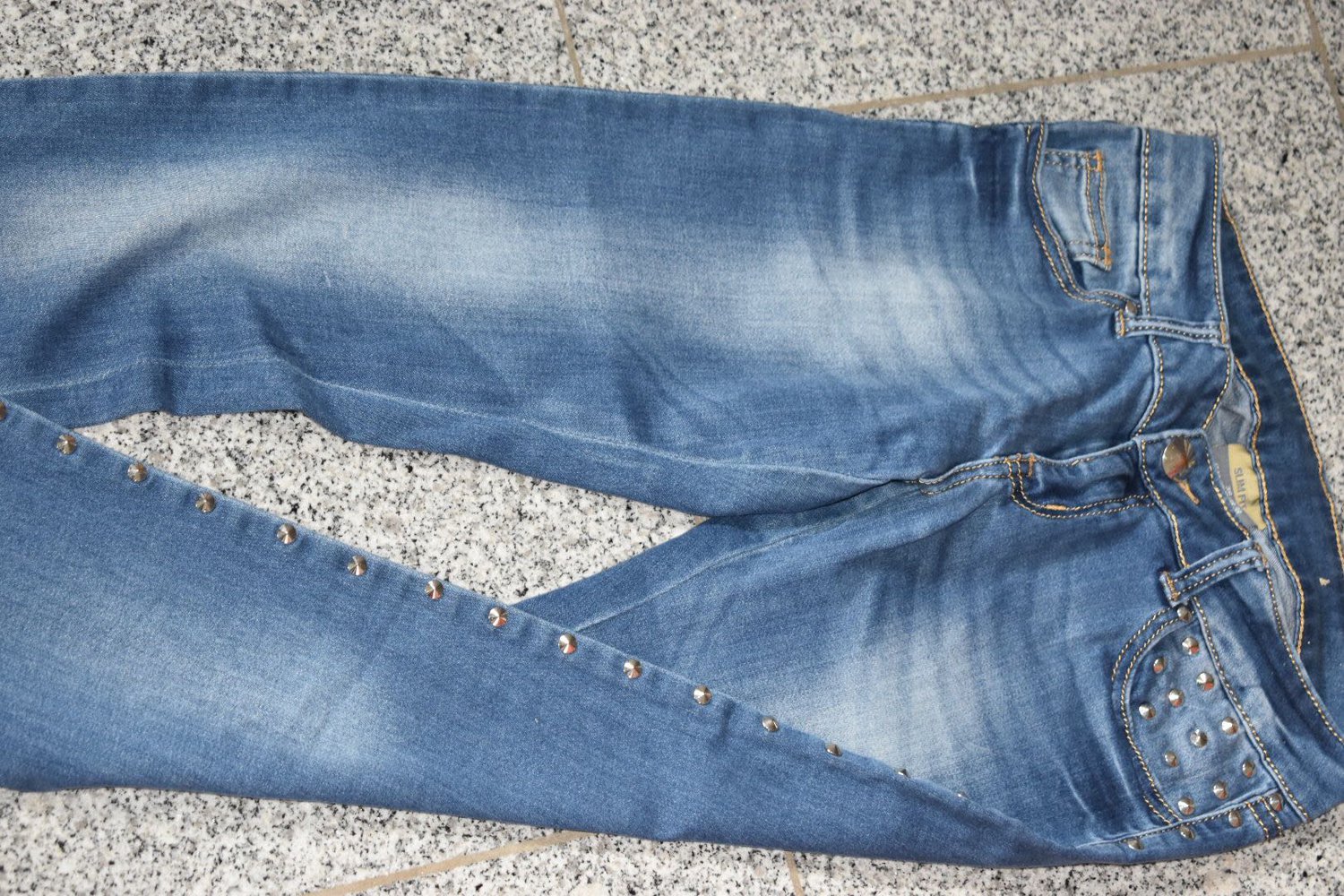 Verkaufe Jeans in blau mit Nieten