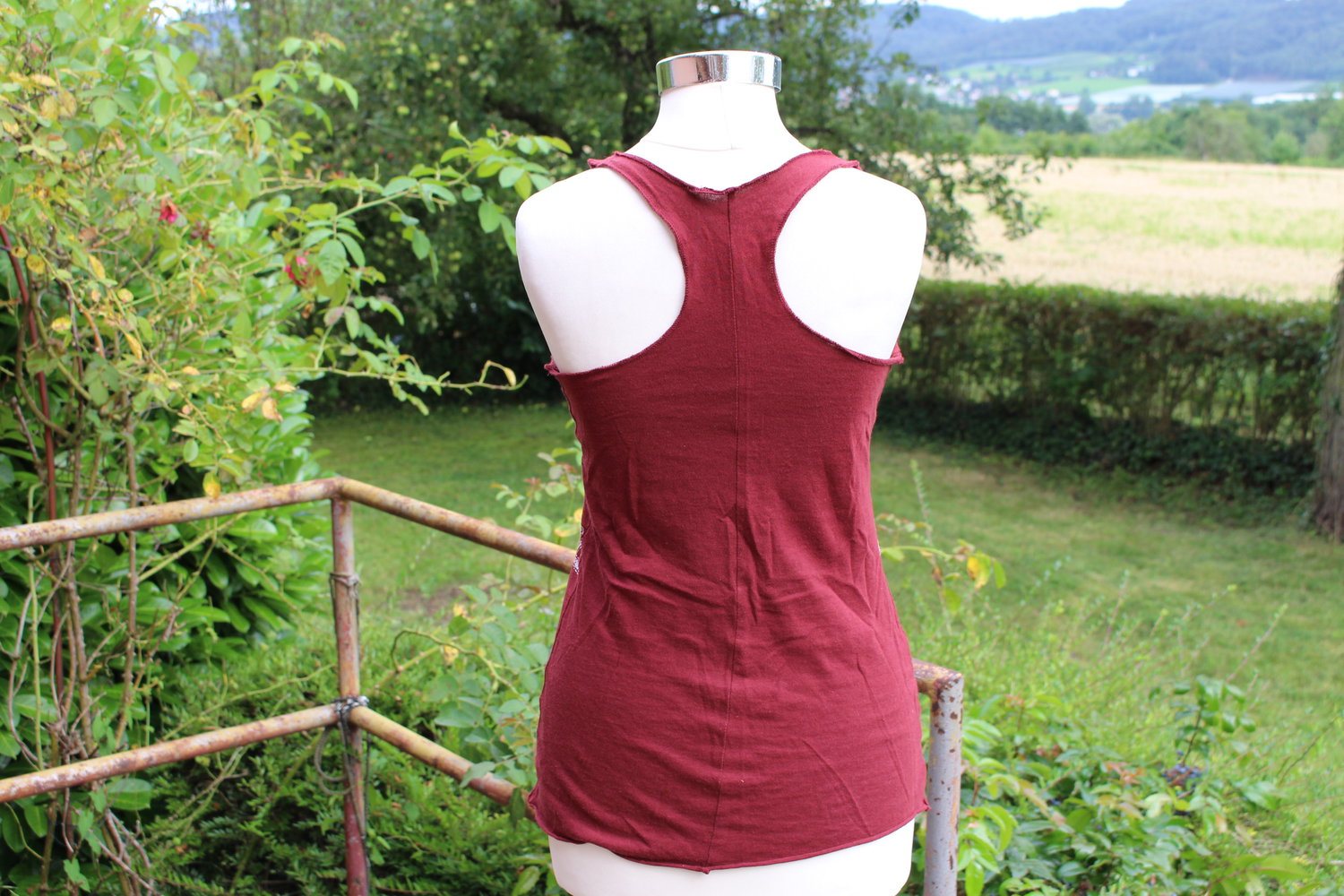 weinrotes Tanktop im Collegestiel