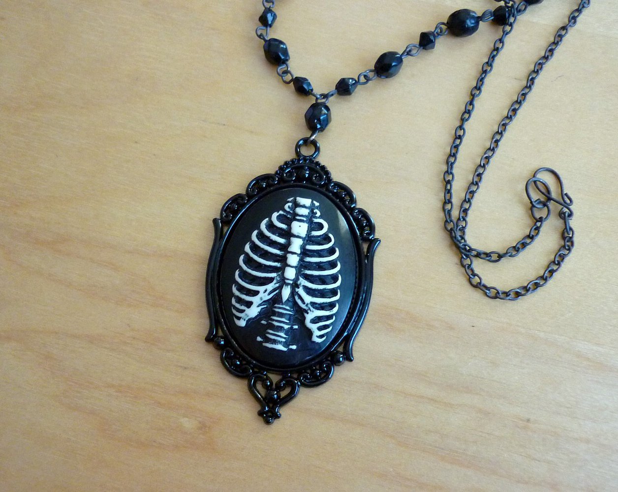 Gothic XL Kette Ribcage Skelett Knochen Bones Cameo schwarz weiß Halloween Ornament Horror Punk