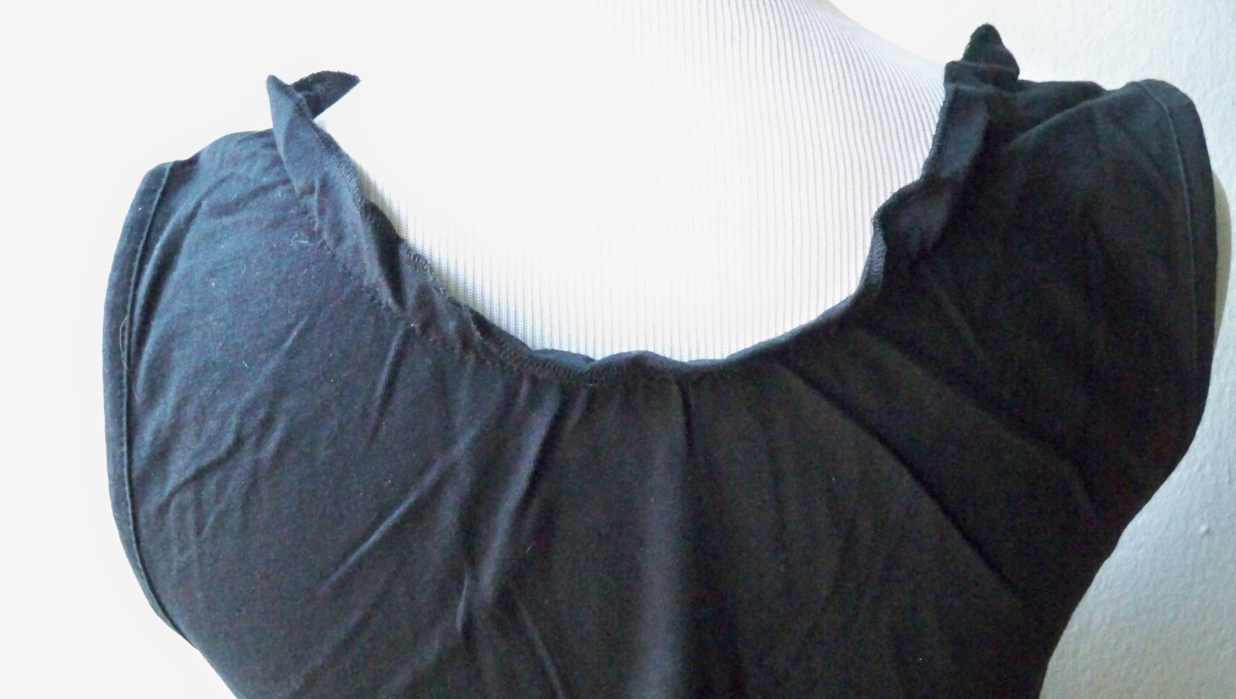 Chices schwarzes Shirt mit Rüschen !