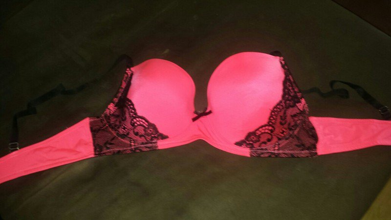 Neon Pinker BH mit schwarzer Spitze 85