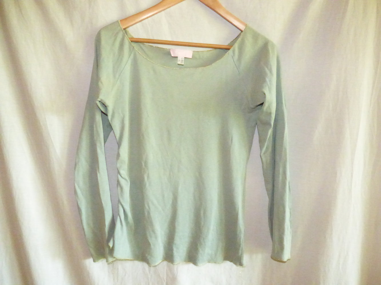 Hellblaues Shirt mit Goldrand