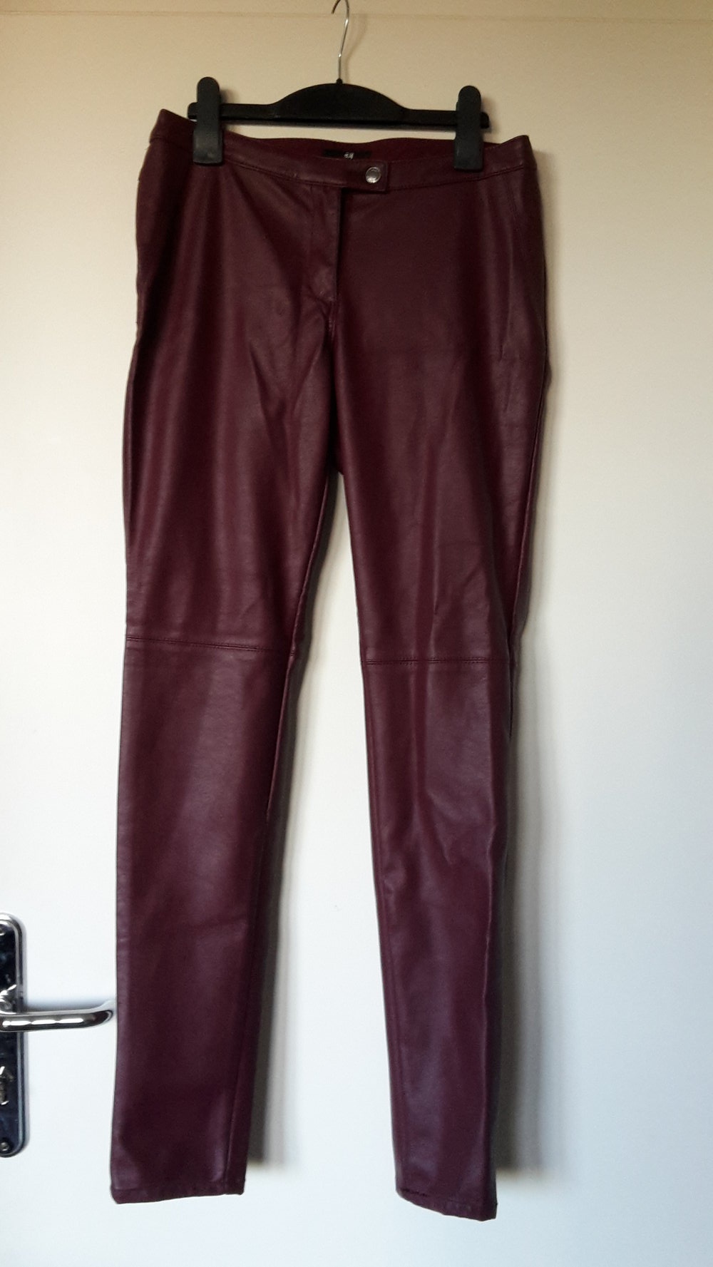 Neue, schöne, rote Lederhose