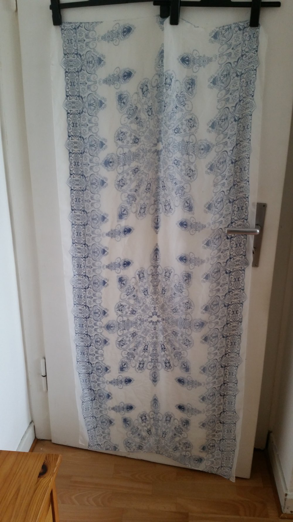 Tuch mit Ornamentmuster