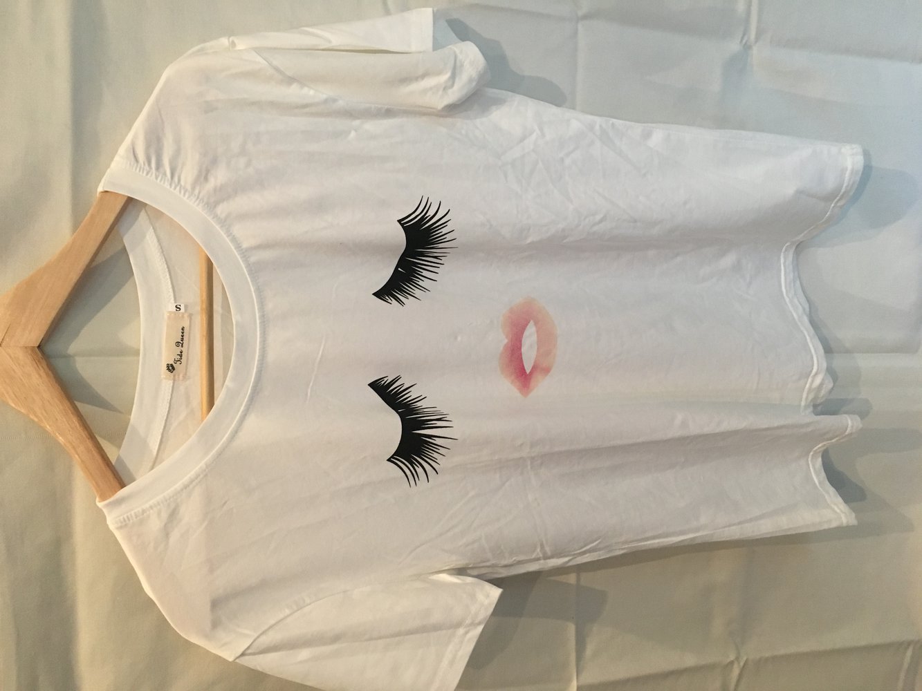T-Shirt mit Wimpern und Lippen