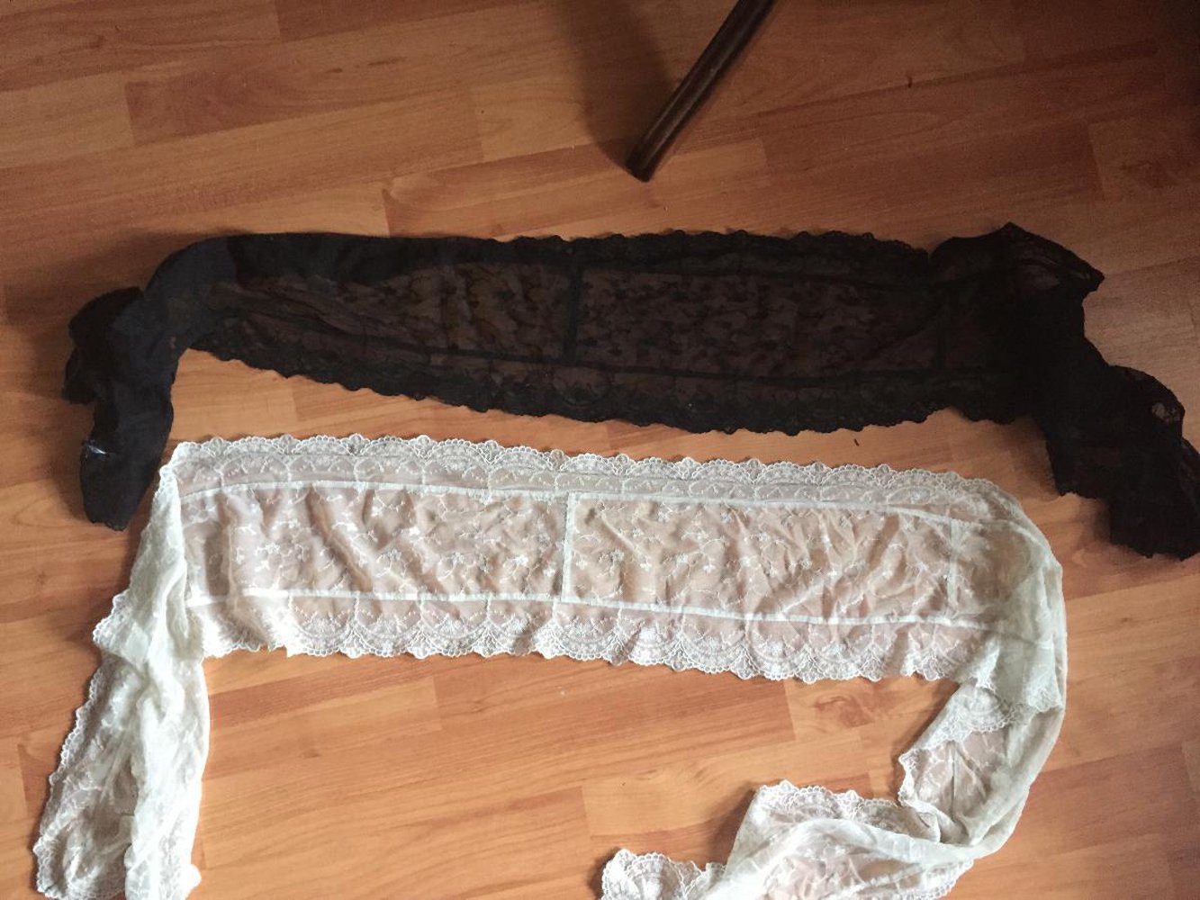 feiner Schal aus Spitze - creme weiss