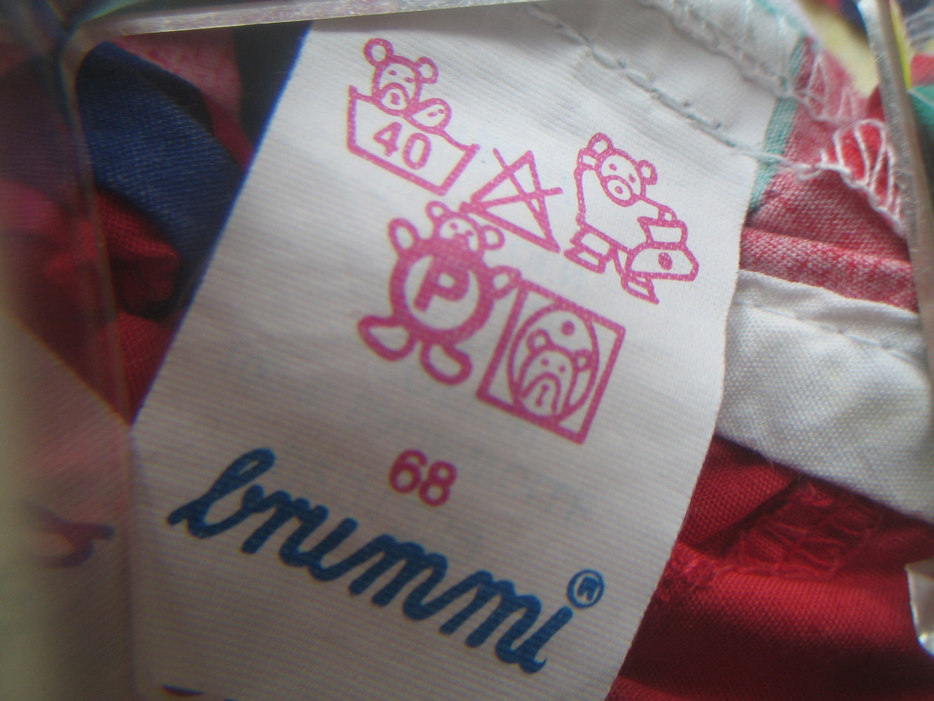 Kurzer Spielanzug mit Mütze 